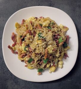 Noodles cu ou și bacon