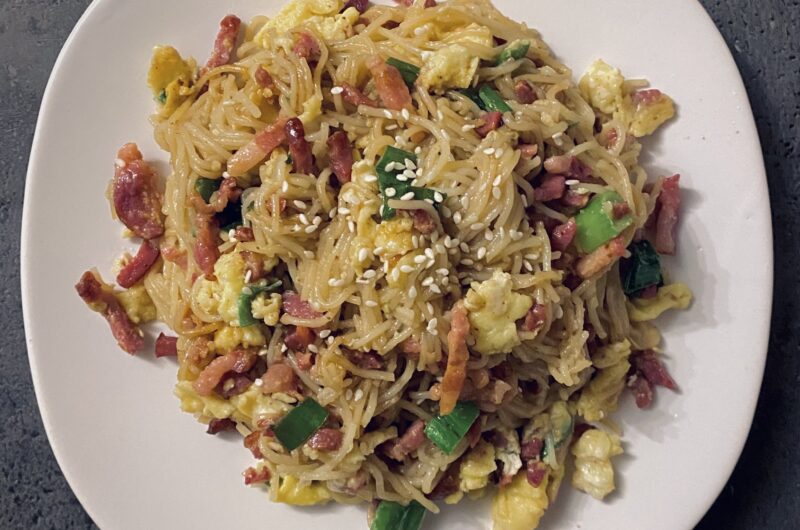 Noodles cu ou și bacon