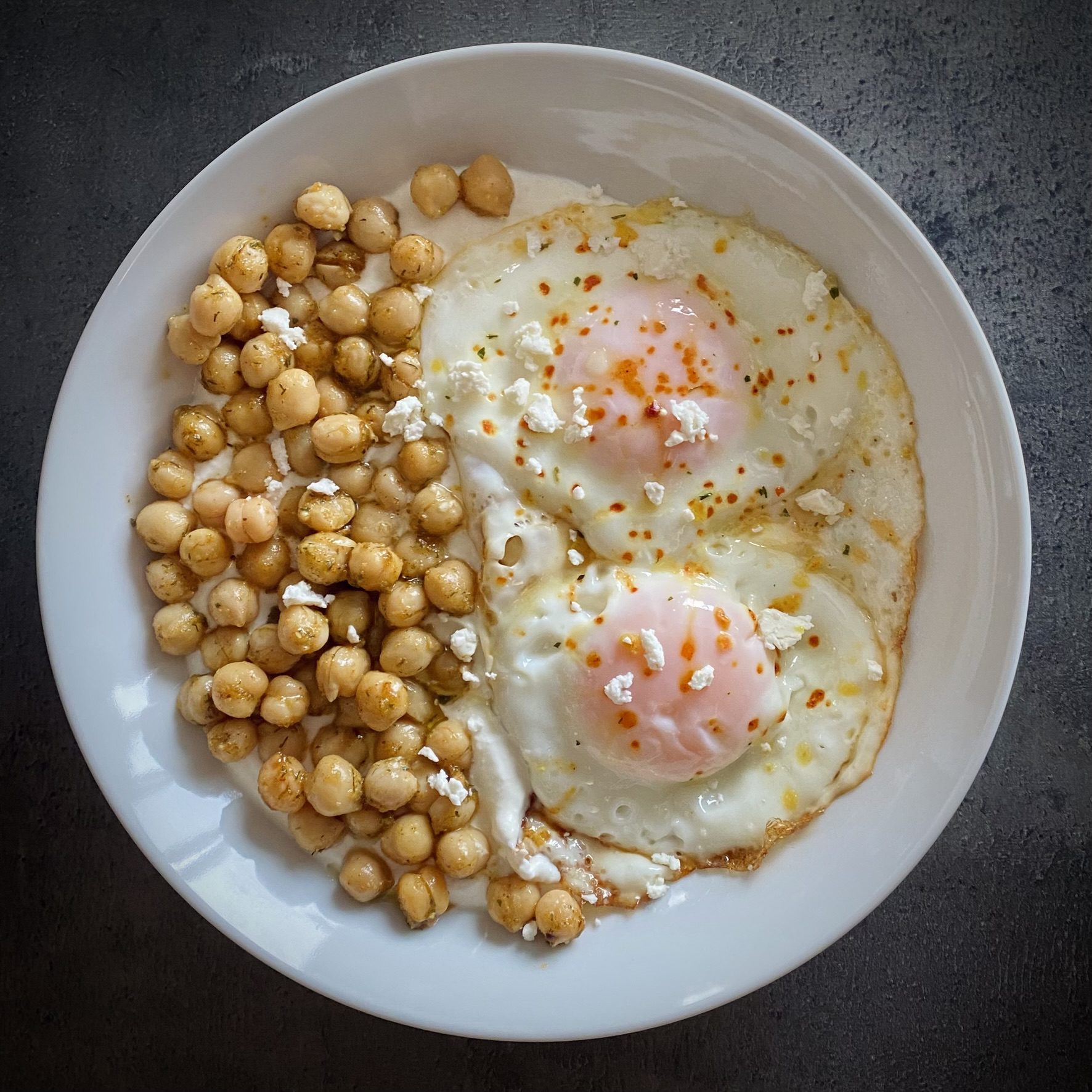 Ouă cu năut și sos de smântână