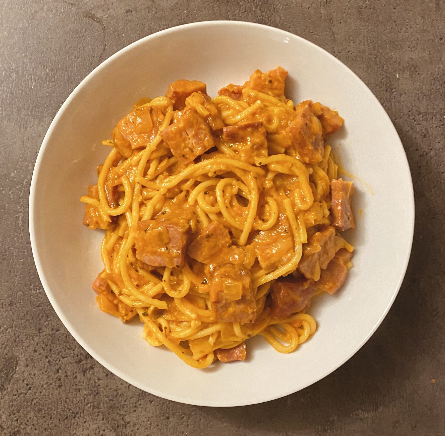 Paste cu bacon și sos rose