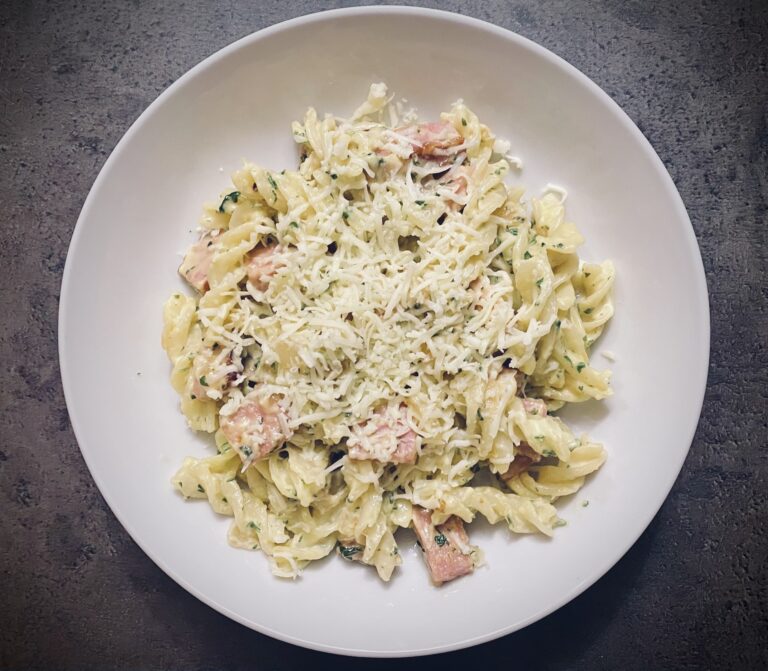 Paste cu cotlet și cașcaval