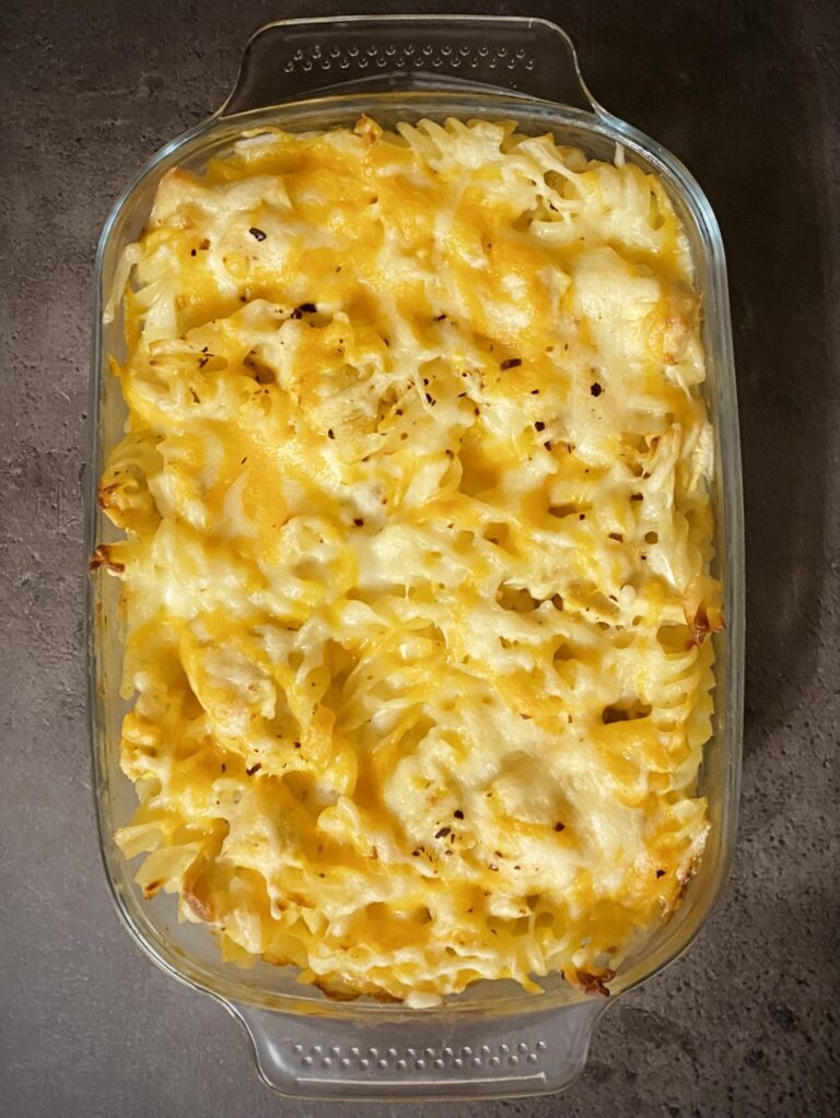 Paste cu pui și sos de brânzeturi