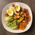 Salată de pui cu avocado