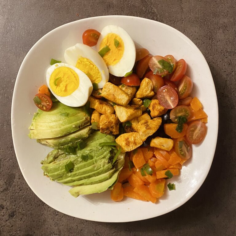 Salată de pui cu avocado