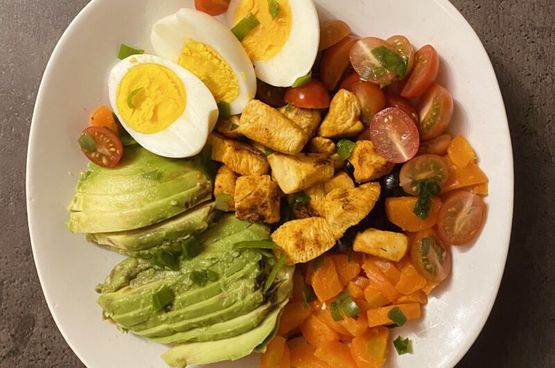 Salată de pui cu avocado