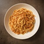 Macaroane cu ton și sos de roșii