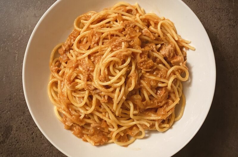 Macaroane cu ton și sos de roșii