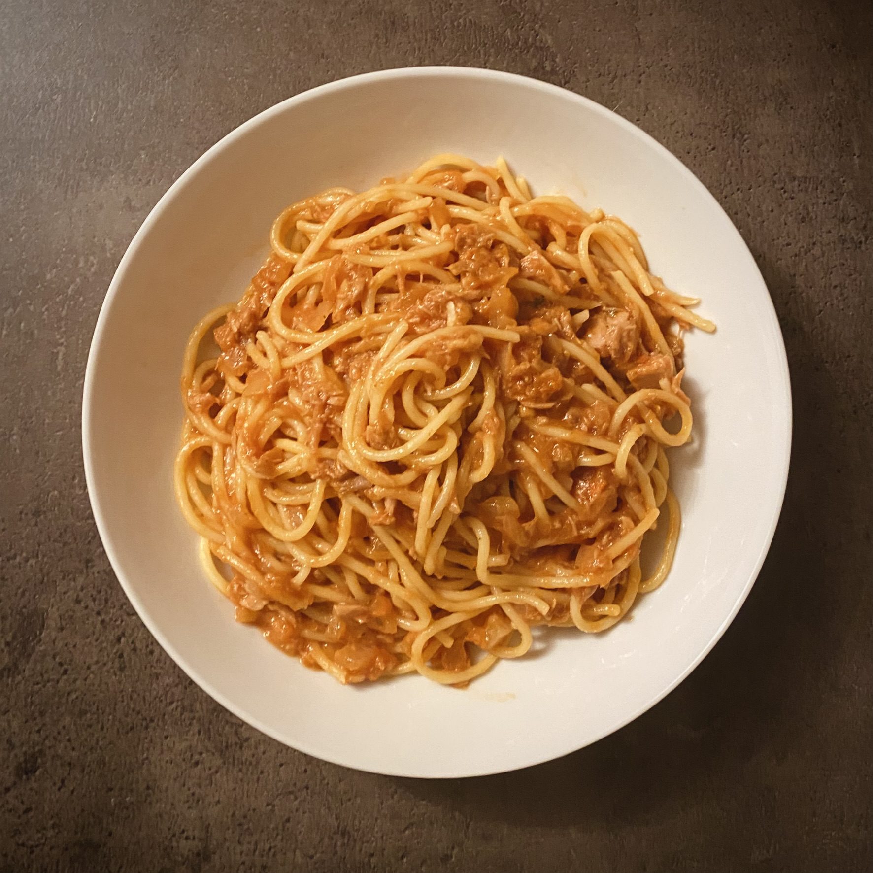 Macaroane cu ton și sos de roșii