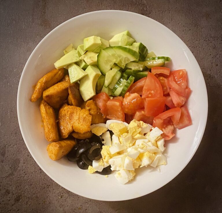 Salată cu pui, năut și semințe