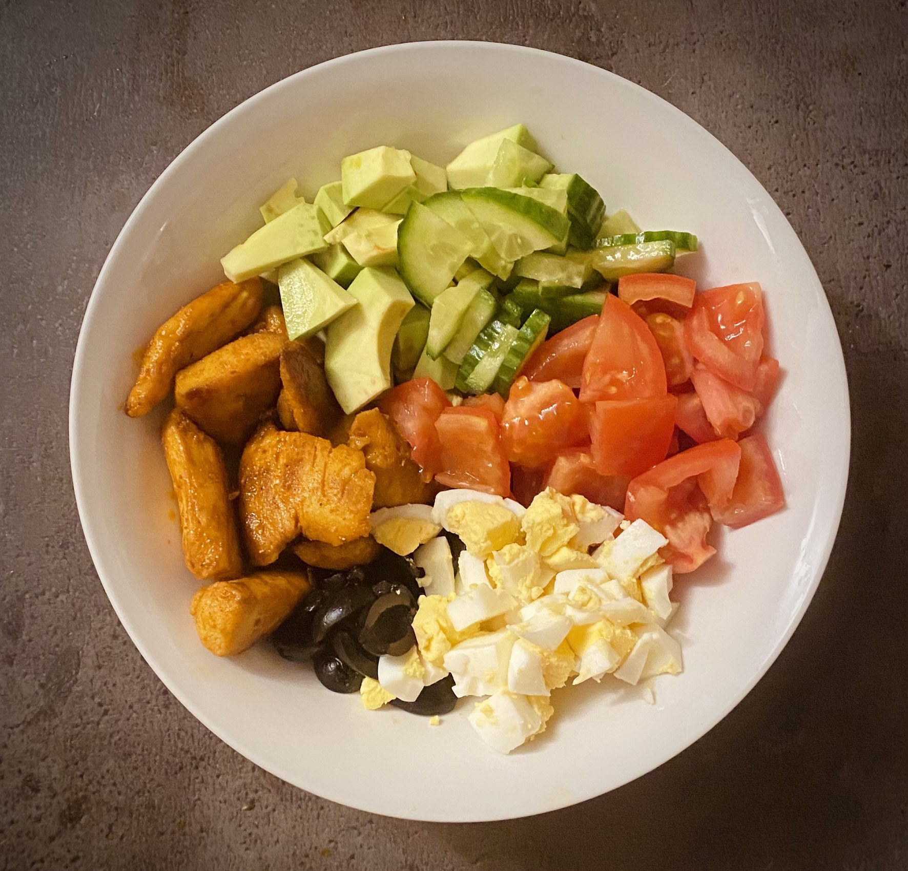 Salată cu pui, năut și semințe