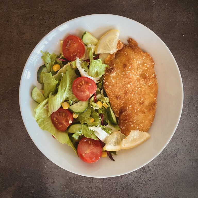 Snițele de pui cu salată verde
