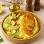 Snitele din pipet de pui cu piure si salata verde