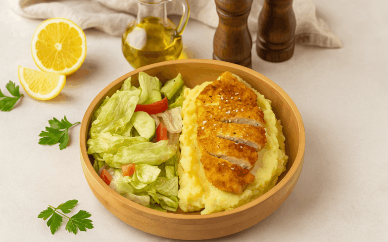 Snitele din pipet de pui cu piure si salata verde