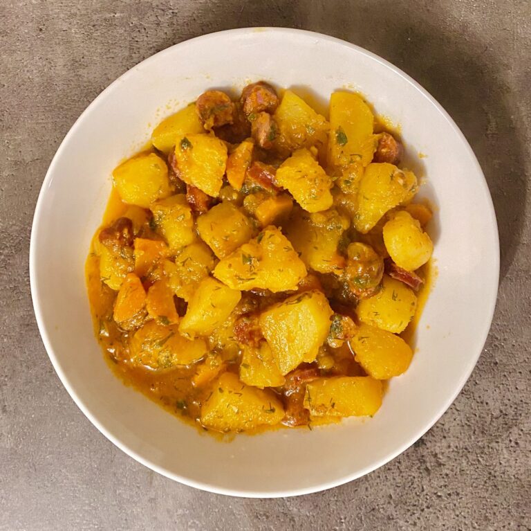 Tocăniță de cartofi cu cârnați