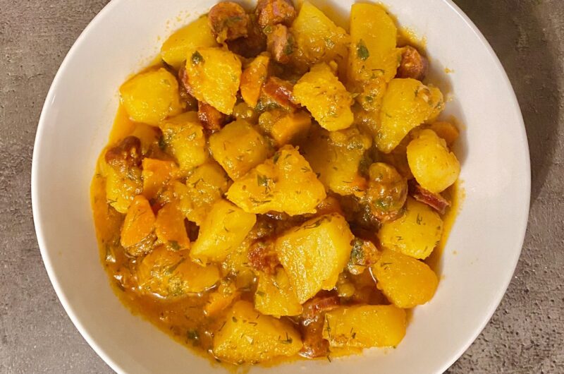 Tocăniță de cartofi cu cârnați