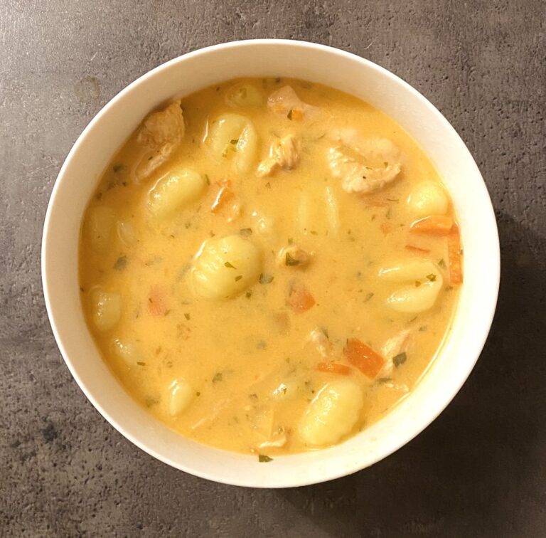 Supă de pui cu gnocchi