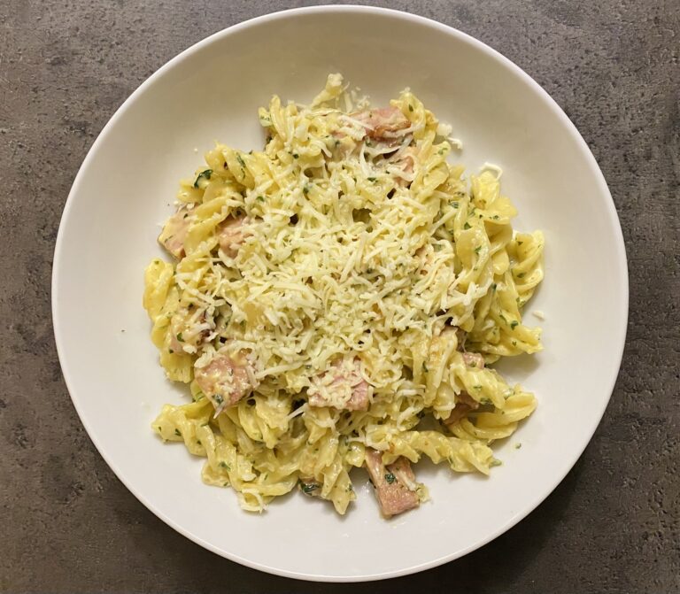 Paste cu cotlet si cascaval