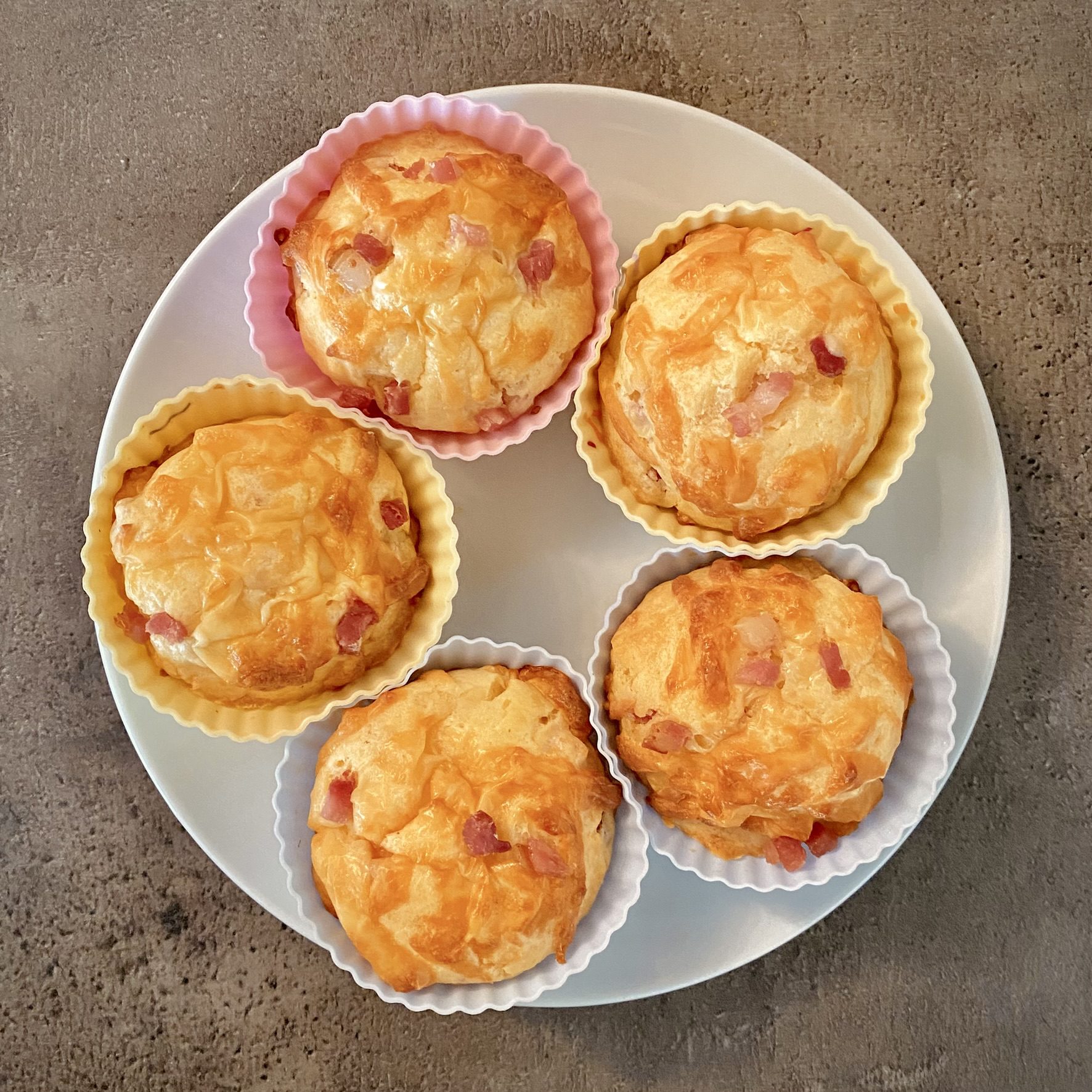 Brioșe cu bacon și cașcaval