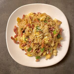 Noodles cu ou și bacon