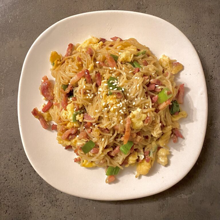 Noodles cu ou și bacon