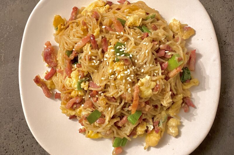 Noodles cu ou și bacon