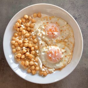 Ouă cu năut și sos de smântână