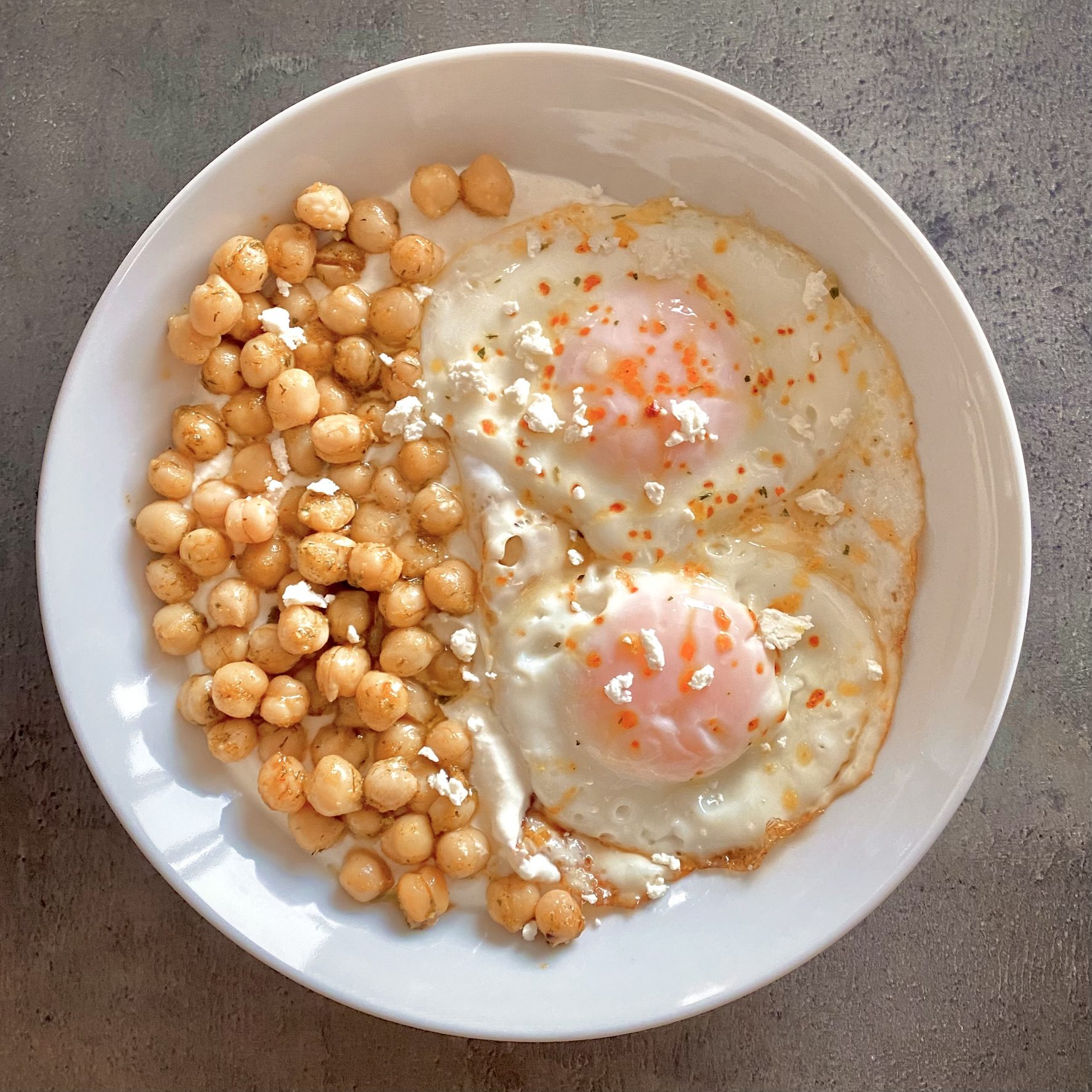 Ouă cu năut și sos de smântână