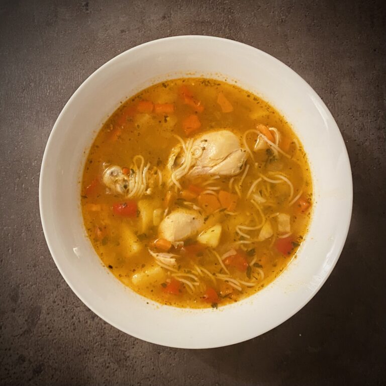 Ciorbă cu pulpe de pui