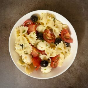 Salată de paste cu mozzarella