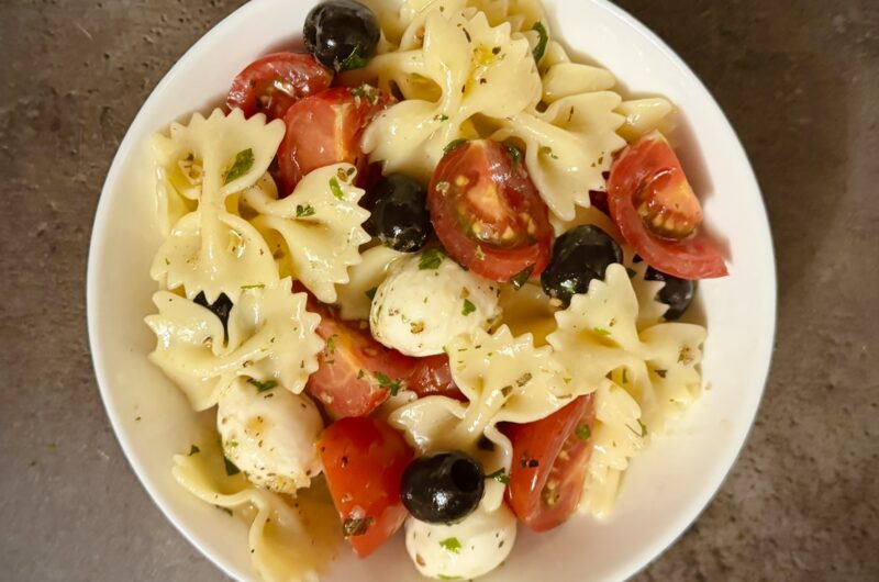 Salată de paste cu mozzarella